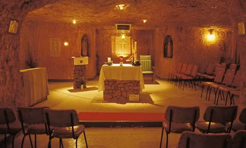 Thành phố Coober Pedy là nơi sinh sống của hơn 1.600 người. Nơi đây còn được gọi là Thủ đô “ngọc mắt mèo” của thế giới bởi đây là nơi sản xuất loại ngọc này nhiều nhất thế giới. Coober Pedy có nhiều ngôi nhà được gọi là “dugout”, được xây dựng dưới lòng đất để chống lại thời tiết nóng nực trên mặt đất.