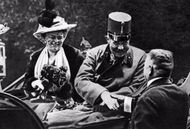 Thái tử Áo - Hung Archduke Franz Ferdinand với vợ vào ngày họ bị ám sát năm 1914.