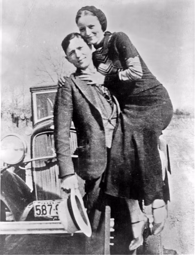 Cặp đôi tội phạm khét tiếng Bonnie Parker và Clyde Barrow chụp ảnh tình tứ.