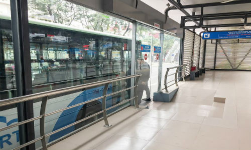 Không rõ vì lý do gì, vẫn có hành khách chọn cửa xuống để lên xe buýt nhanh BRT. Toàn bộ hệ thống cửa là tự động, ngoài ra có một cầu nối từ xe đến nhà chờ được kết nối, cho phép người tàn tật sử dụng xe lăn cũng có thể lên xe.