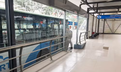 Không rõ vì lý do gì, vẫn có hành khách chọn cửa xuống để lên xe buýt nhanh BRT. Toàn bộ hệ thống cửa là tự động, ngoài ra có một cầu nối từ xe đến nhà chờ được kết nối, cho phép người tàn tật sử dụng xe lăn cũng có thể lên xe.