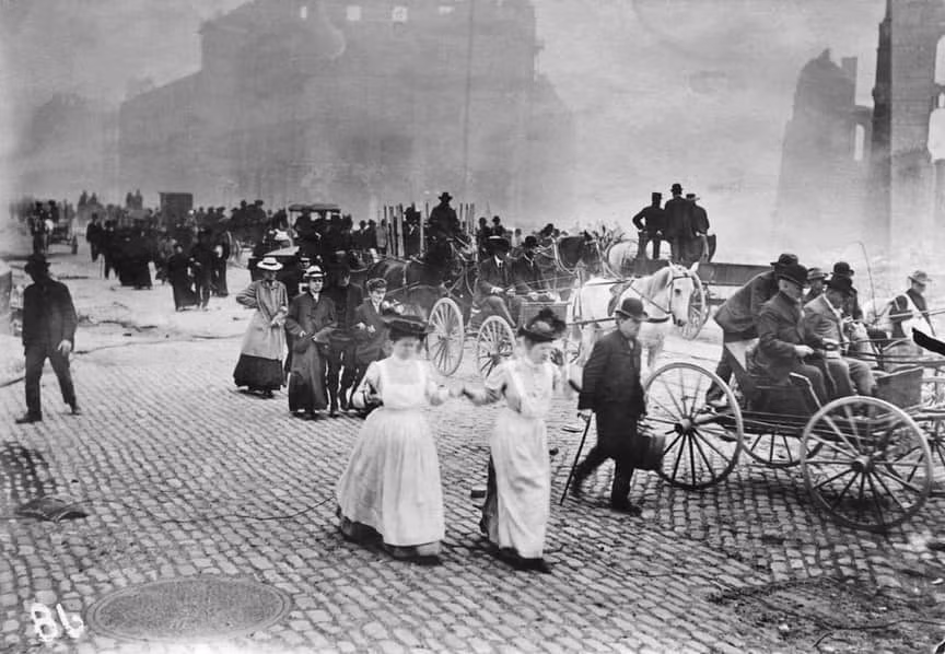 Người dân ở thành phố San Francisco, Mỹ vội vã di tản đến nơi an toàn khi xảy ra trận động đất kéo theo là hỏa hoạn kinh hoàng năm 1906. Trận động đất mạnh này đã cướp đi sinh mạng của hơn 3.000 người. Cơ sở hạ tầng ở San Francisco bị phá hủy nghiêm trọng.