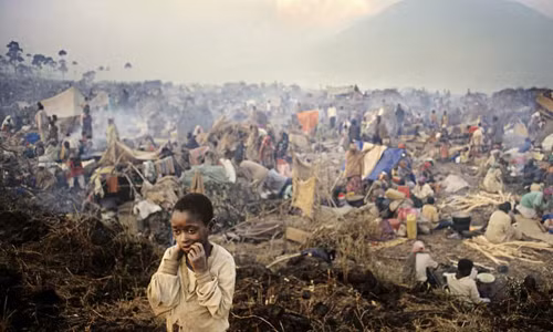 Gương mặt thất thần của đứa trẻ may mắn sống sót sau cuộc diệt chủng thảm khốc ở Rwanda năm 1994.