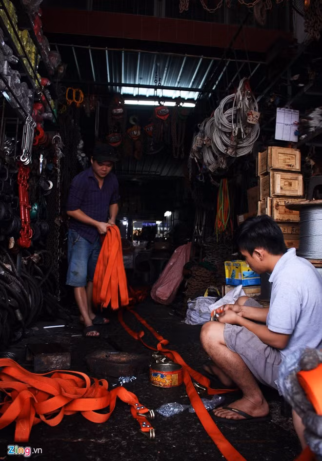 Không đơn thuần kinh doanh hàng cũ, nhiều ông chủ nhập những món đồ mới để phục vụ người tiêu dùng. Tuy nhiên, sản phẩm mới chỉ chiếm khoảng 10% tỷ lệ kho hàng.