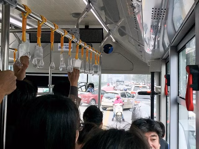 Khi lưu thông xe BRT vẫn phải ra khỏi làn đường riêng của mình do có xe khác gặp sự cố trên đường.