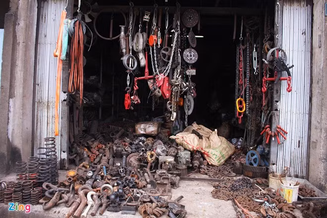 "Máy cũ, tuổi đời cao nhưng giá rẻ và chất lượng tốt. Thị trường có nhiều dòng sản phẩm mới phù hợp túi tiền nhưng tôi vẫn khoái đồ cũ dạng này hơn. Đồ 'nồi đồng, cối đá', giá rẻ nhưng xài ít hư hỏng", ông Cường nói.