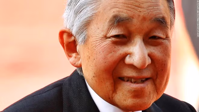 Nhật hoàng Akihito (sinh năm 1933) là Thiên hoàng thứ 125 của Nhật Bản. Ông lên ngôi năm 1989.