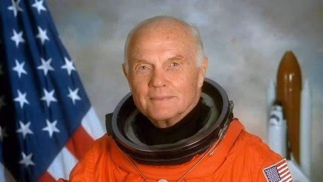 Phi hành gia John Glenn huyền thoại (1921 - 2016) là người 2 lần làm nên lịch sử về du hành vũ trụ khi là người Mỹ đầu tiên vào quỹ đạo Trái đất và là công dân Mỹ lớn tuổi đầu tiên du hành vào không gian. Ông có tên trong danh sách người nổi tiếng sinh năm Dậu.