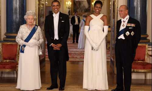 Trong chuyến thăm nhà nước tới Anh, Tổng thống Mỹ Barack Obama cùng Đệ nhất phu nhân tới Anh, gặp Nữ hoàng Anh Elizabeth II cùng Hoàng thân Philip.