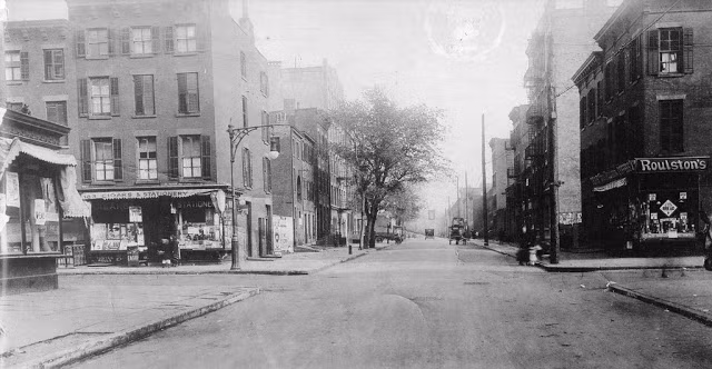 Phố Wyckoff ở New York thanh bình, vắng bóng người qua lại.