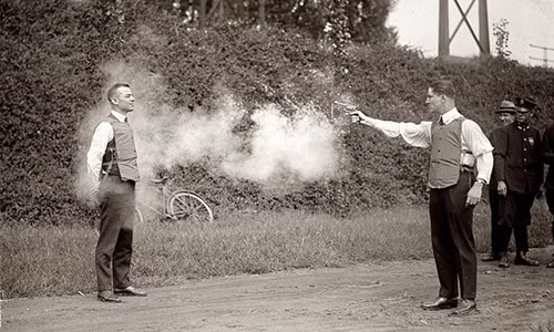 Bức ảnh lịch sử được chụp trong một buổi thử áo chống đạn năm 1923.