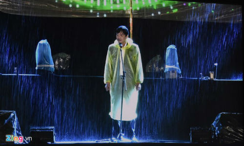 Ông Dũng đứng dưới trời mưa chúc Tết người dân. Ảnh: Đoàn Nguyên.