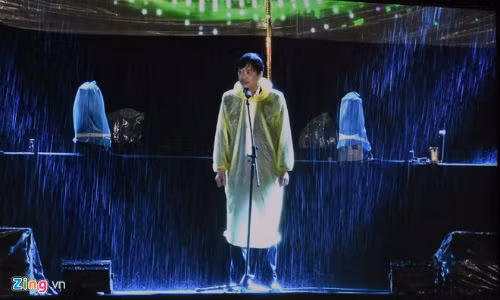 Ông Dũng đứng dưới trời mưa chúc Tết người dân. Ảnh: Đoàn Nguyên.