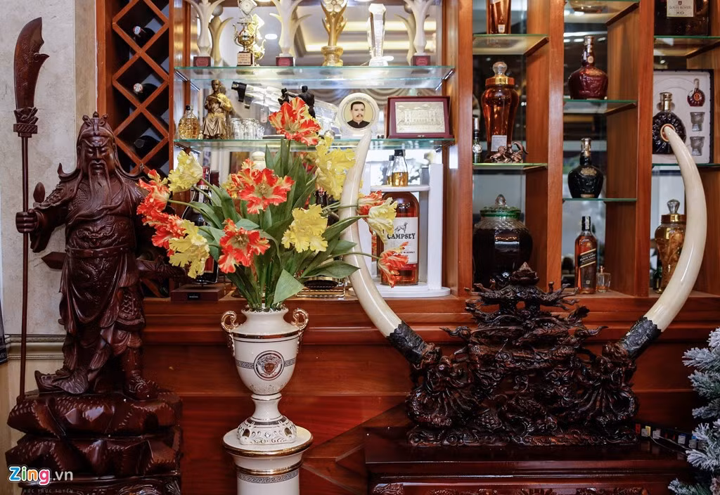 Trong phòng khách, tài tử nổi tiếng thập niên 1990 trưng bày nhiều hình ảnh gia đình, giải thưởng mà các thành viên đạt được trong sự nghiệp diễn xuất.