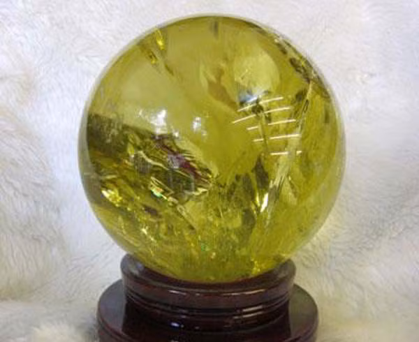 Để tăng thêm tài lộc, người cầm tinh con gà nên đặt một quả cầu thạch anh vàng ở phía Đông Bắc trong nhà. Theo các chuyên gia phong thủy, thạch anh vàng là loại đá phong thủy hợp với người tuổi Dậu.