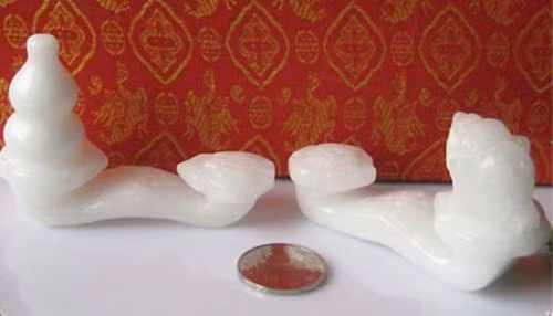 Người tuổi Dậu cũng nên đặt miếng đá như ý màu trắng trên bàn làm việc hoặc trên tủ đầu giường để hóa giải những điều rủi, xấu xa, đồng thời mang lại bình an và sức khỏe.