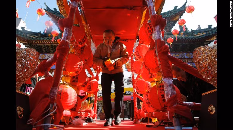 Kết quả cuộc khảo sát cho thấy Tết Nguyên đán ở Trung Quốc, người dân mong muốn nhận được phong bao lì xì đỏ có tờ 200 Nhân dân tệ (tương ứng khoảng 33 USD) vì cho rằng con số 200 sẽ mang lại may mắn cho họ.