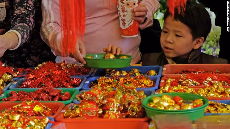 Người Trung Quốc ăn Tết khá sớm, từ ngày 8 tháng Chạp cho tới ngày 15 tháng Giêng âm lịch.