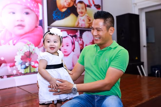 Trong khi đó, mẹ của Nguyễn Đức Hải là doanh nhân Trương Thanh Thanh - một trong những người phụ nữ giàu nhất Việt Nam năm 2012. Doanh nhân nổi tiếng này còn là cháu ruột ông Trương Gia Bình - thành viên sáng lập và là Chủ tịch FPT. Ảnh: Doanh nhân Nguyễn Đức Hải bên con gái (nguồn: Oscar).