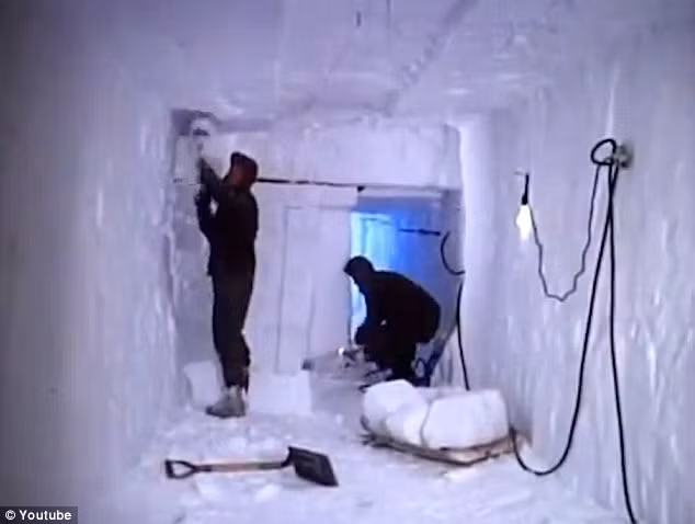 Theo các ghi chép lịch sử, thành phố ngầm tuyệt mật này được Mỹ xây dựng từ năm năm 1959 cùng với Đan Mạch nhằm bảo vệ Greenland khỏi sự tấn công của Liên Xô.