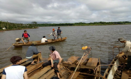 Lực lượng cứu hộ đang tích cực tìm kiếm 3 nạn nhân mất tích. (Nguồn: TTXVN).