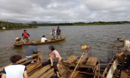 Lực lượng cứu hộ đang tích cực tìm kiếm 3 nạn nhân mất tích. (Nguồn: TTXVN).