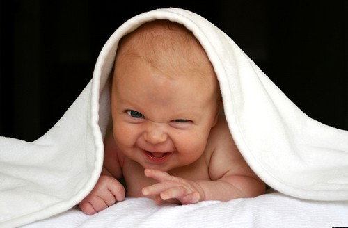 Tại Đan Mạch, chọn tên cho trẻ là một việc làm nghiêm túc, theo luật định và cần phải được Bộ Các vấn đề giáo hội cùng Bộ Các vấn đề gia đình và tiêu dùng thông qua. Theo đó, các bậc cha mẹ có thể chọn tên cho con từ danh sách 24.000 cái tên có sẵn. Nếu như muốn đặt theo tên nằm ngoài danh sách thì các bậc phụ huynh phải nộp đơn xin phép.