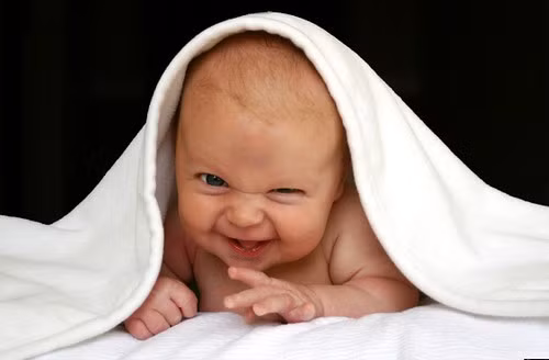 Tại Đan Mạch, chọn tên cho trẻ là một việc làm nghiêm túc, theo luật định và cần phải được Bộ Các vấn đề giáo hội cùng Bộ Các vấn đề gia đình và tiêu dùng thông qua. Theo đó, các bậc cha mẹ có thể chọn tên cho con từ danh sách 24.000 cái tên có sẵn. Nếu như muốn đặt theo tên nằm ngoài danh sách thì các bậc phụ huynh phải nộp đơn xin phép.