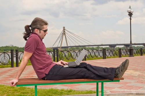 Du khách nam khi đến Iran bị cấm buộc tóc đuôi ngựa, kiểu mullet (đằng trước ngắn, phía sau dài) hoặc kiểu nhọn hoắt. Vì vậy, những kiểu tóc dài của phương Tây bị cấm tại đất nước Iran.