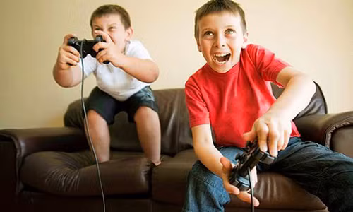 Kể từ năm 2002, giới chức Hy Lạp ban hành lệnh cấm chơi video game trên máy tính và các thiết bị khác như máy PlayStation, Xbox… nơi công cộng. Đây là một trong những lệnh cấm kỳ quặc nhất thế giới khiến nhiều người ngạc nhiên.