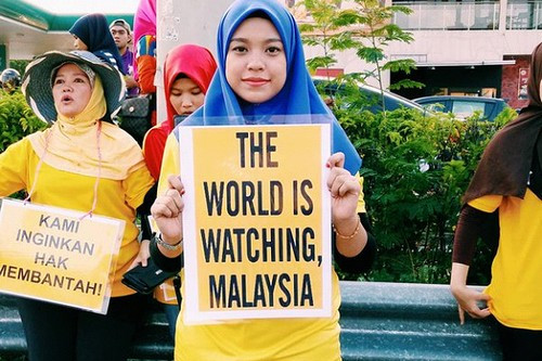 Malaysia ban hành lệnh cấm khó tin đó là cấm người dân mặc đồ màu vàng. Nguyên nhân là vì màu vàng là màu sắc đặc trưng của những người tham gia biểu tình đòi Thủ tướng Malaysia phải từ chức.