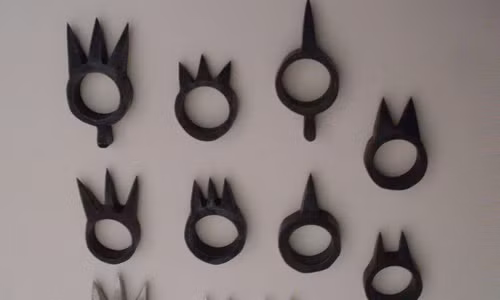 Nhẫn Kakute là vũ khí thường được các Ninja đeo một hoặc hai chiếc ở ngón cái và ngọn giữa hay ngón trỏ. Nó thường được chế tạo từ sắt, có từ 1 - 3 đinh nhọn.