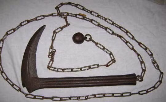 Để sử dụng Kusari-gama, các Ninja sẽ thực hiện cuộc tấn công chí mạng khi ném một đầu của vũ khí này về phía kẻ thù. Nếu đòn tấn công này không hiệu quả khi kẻ thù không bị vô hiệu hóa ngay lập tức thì Ninja sẽ gặp bất lợi do vũ khí này quá dài nên sẽ mất thời gian để thu chúng về.