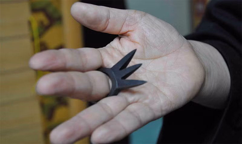 Trong một số trường hợp, Ninja có thể tẩm thuốc độc lên đinh nhọn của chiếc nhẫn Kakute khiến kẻ thù mất mạng nhanh chóng.