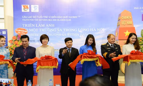 Triển lãm khai mạc sáng 31/12 do Bộ Tư lệnh Hải quân phối hợp với Trung ương Đoàn Thanh niên Cộng sản HCM tổ chức, nằm trong chương trình “Trường Sa xanh”. Hoạt động cụ thể cuộc vận động “Nghĩa tình biên giới hải đảo” nhằm giới thiệu tới nhân dân cả nước và khách du lịch quốc tế những hình ảnh về quần đảo Trường Sa.