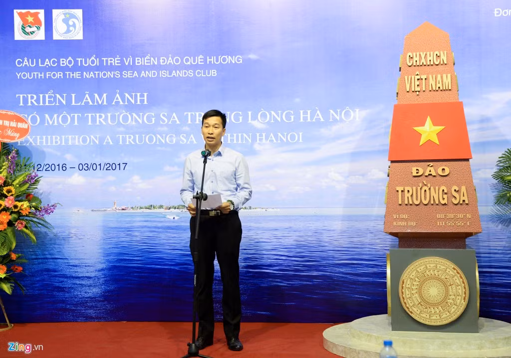 Anh Trần Vũ Thành – đại diện nhóm tác giả phát biểu trong buổi khai mạc cho biết tên triển lãm “Có một Trường Sa trong lòng Hà Nội” lấy cảm hứng từ bài thơ của đồng chí Lê Hồng Sơn trong chuyến công tác Trường Sa tháng 4/2016.