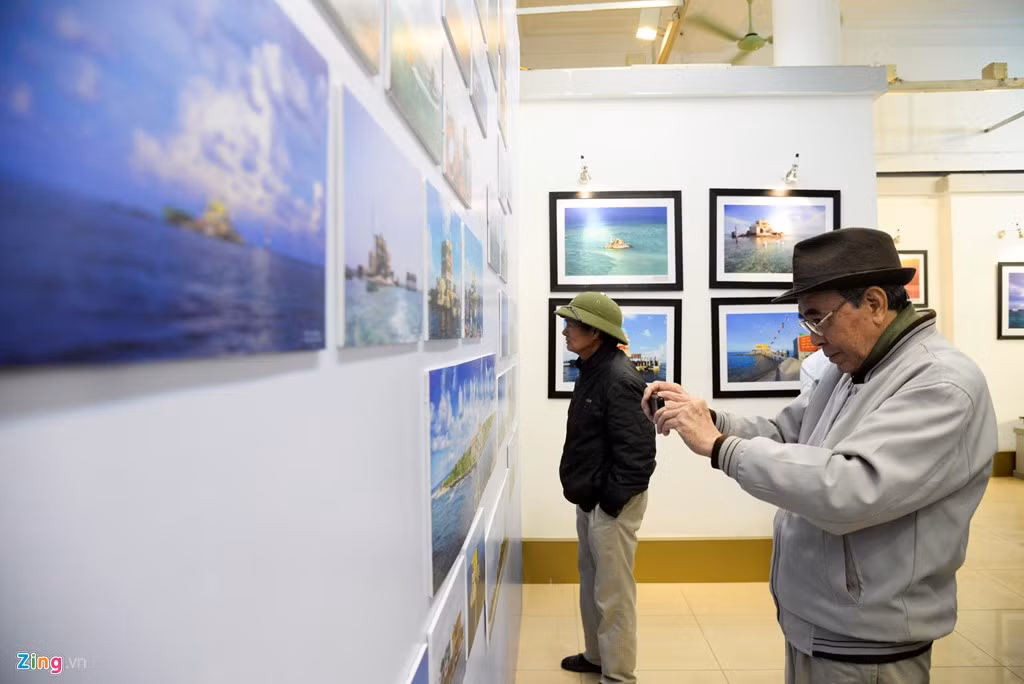 100 bức ảnh của 22 tác giả về Trường Sa với 4 chủ đề: Chủ quyền biển đảo, Thiên nhiên Trường Sa, Chân dung Trường Sa, Hà Nội với Trường Sa.