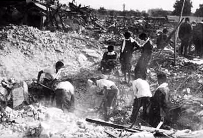 Nhiều người bị mắc kẹt trong đống đổ nát. Các nhân viên cứu hộ, lực lượng chức năng gấp rút tìm kiếm, cứu nạn các nạn nhân gặp nạn trong trận động đất ở Đường Sơn.