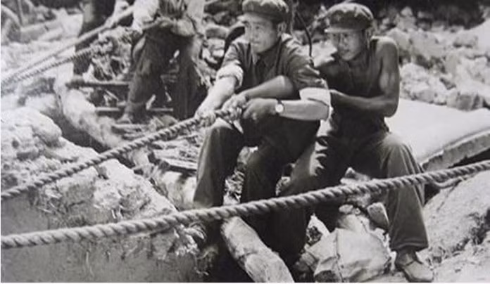 Quân đội Trung Quốc cũng tham gia các hoạt động cứu hộ, giải cứu các nạn nhân trong thảm họa động đất ở Đường Sơn.