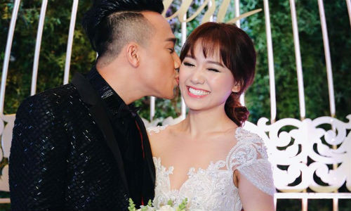Trấn Thành và Hari Won hạnh phúc trong đám cưới. Ảnh: Nguyễn Thành.