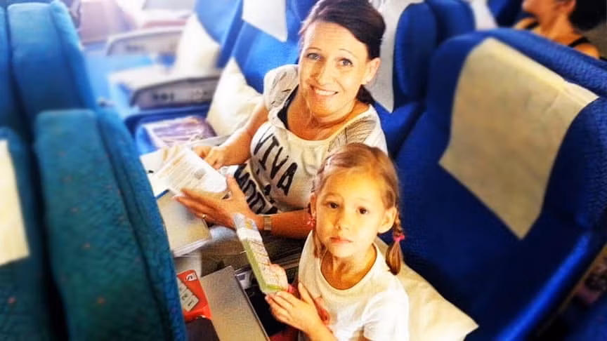 Bức ảnh này ghi lại khoảnh khắc gia đình Hally đang ở trên máy bay số hiệu MH17 của hãng hàng không Malaysia Airlines để bắt đầu kỳ nghỉ. Bức ảnh mang không khí vui vẻ này được chụp ít phút trước khi máy bay MH17 bị bắn hạ bằng hệ thống tên lửa Buk, khiến 298 hành khách trên máy bay thiệt mạng.