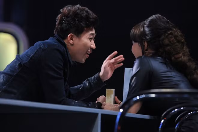 Hai người thoải mái trò chuyện thân mật cười đùa trên ghế nóng.