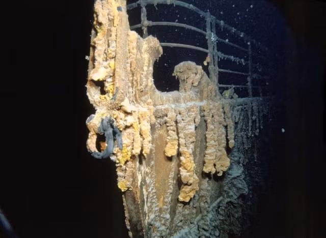 Trước khi bị chìm, tàu Titanic huyền thoại được mệnh danh là con tàu thương mại lớn nhất thế giới thời điểm đó. Trong ảnh là mũi tàu Titanic bị hoen rỉ sau nhiều năm "ngủ vùi" dưới đáy biển.