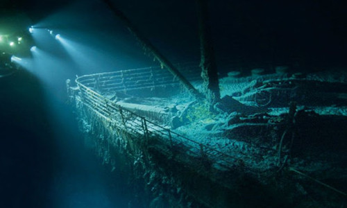 Tàu HSM Titanic "ngủ vùi" dưới nước.