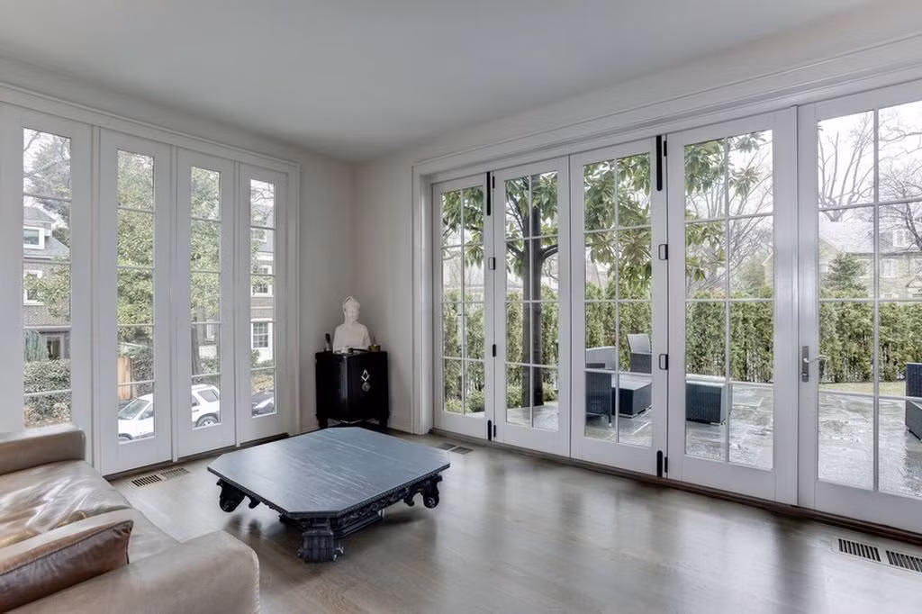 Một căn phòng trong ngôi nhà được thiết kế vừa có mặt tiền nhìn ra phố vừa nhìn ra sân sau.