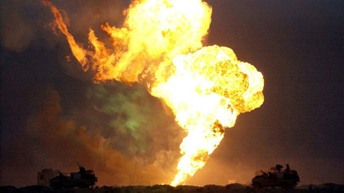  Một trận chiến khốc liệt xảy ra lúc hoàng hôn: Nostradamus đưa ra lời tiên tri: "Một thời gian ngắn trước khi mặt trời lặn, một trận chiến bí ẩn sẽ xảy ra". Nhà tiên tri người Pháp không nói rõ về những quốc gia tham chiến nhưng miêu tả cuộc chiến có thể diễn ra rất khốc liệt với những tàn dư là những ngôi mộ chiến tranh ở nhiều nơi.