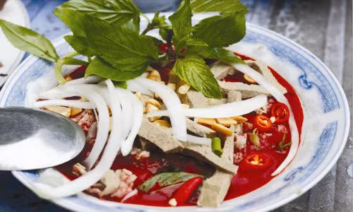 Theo nghiên cứu, mỗi bát tiết canh là một ổ bệnh với trên dưới 10 loại vi khuẩn gây hại cho con người. Chưa kể, nếu động vật bị nhiễm bệnh thì con số này sẽ tăng gấp bội.