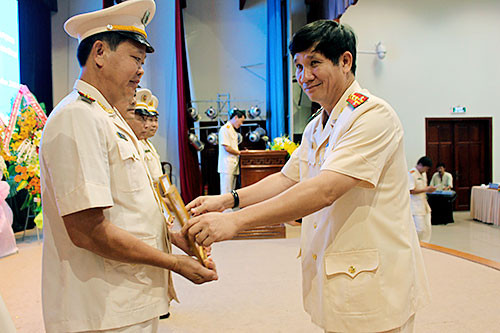 Vì vậy, trách nhiệm đứng đầu của tướng Khánh, đại tá Huỳnh Tiến Mạnh (giám đốc Công an tỉnh) và cấp lãnh đạo Phòng CSGT qua các thời kỳ được yêu cầu giải trình về việc vì sao Phước có thể mang súng đi bắn người trong lúc không phải là giờ làm việc (Ảnh: báo Lao Động Đồng Nai).