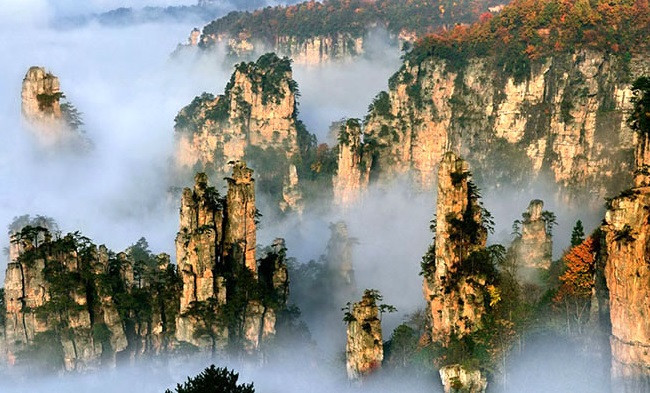 Công viên Trương Gia Giới, Trung Quốc được cho là đã tạo cảm hứng cho việc sáng tạo nên khung cảnh trong Avatar. Khi có sương, những núi đá dạng cột ở đây tựa như đang bay lơ lửng.