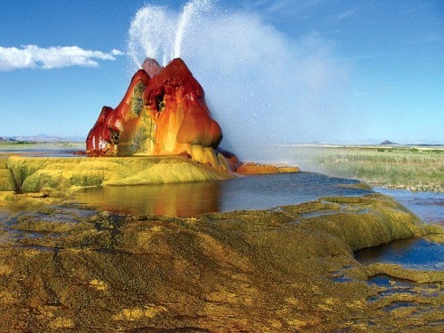 Mạch phun Fly Geyser, Nevada, Mỹ. Mạch phun này dễ gợi liên tưởng đến khung cảnh ngoài hành tinh với màu sắc rực rỡ nổi bật giữa sa mạc Black Rock ở Nevada. Suối phun này hình thành năm 1916 khi một công ty điện khoan thử giếng. (Ảnh: WonderOUT).